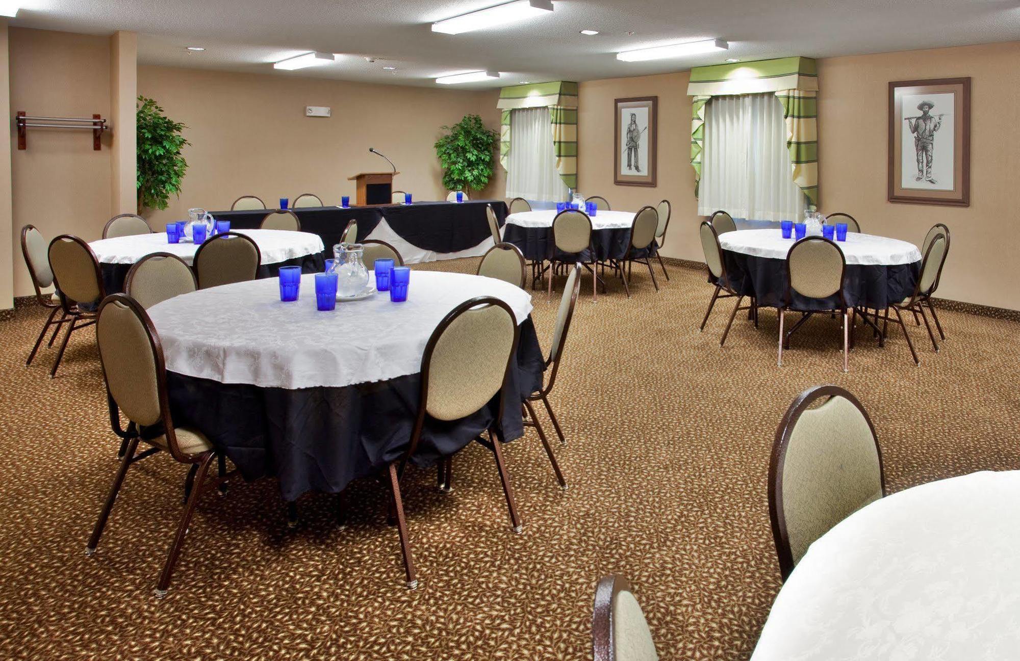 Holiday Inn Express Warrenton Facilidades foto